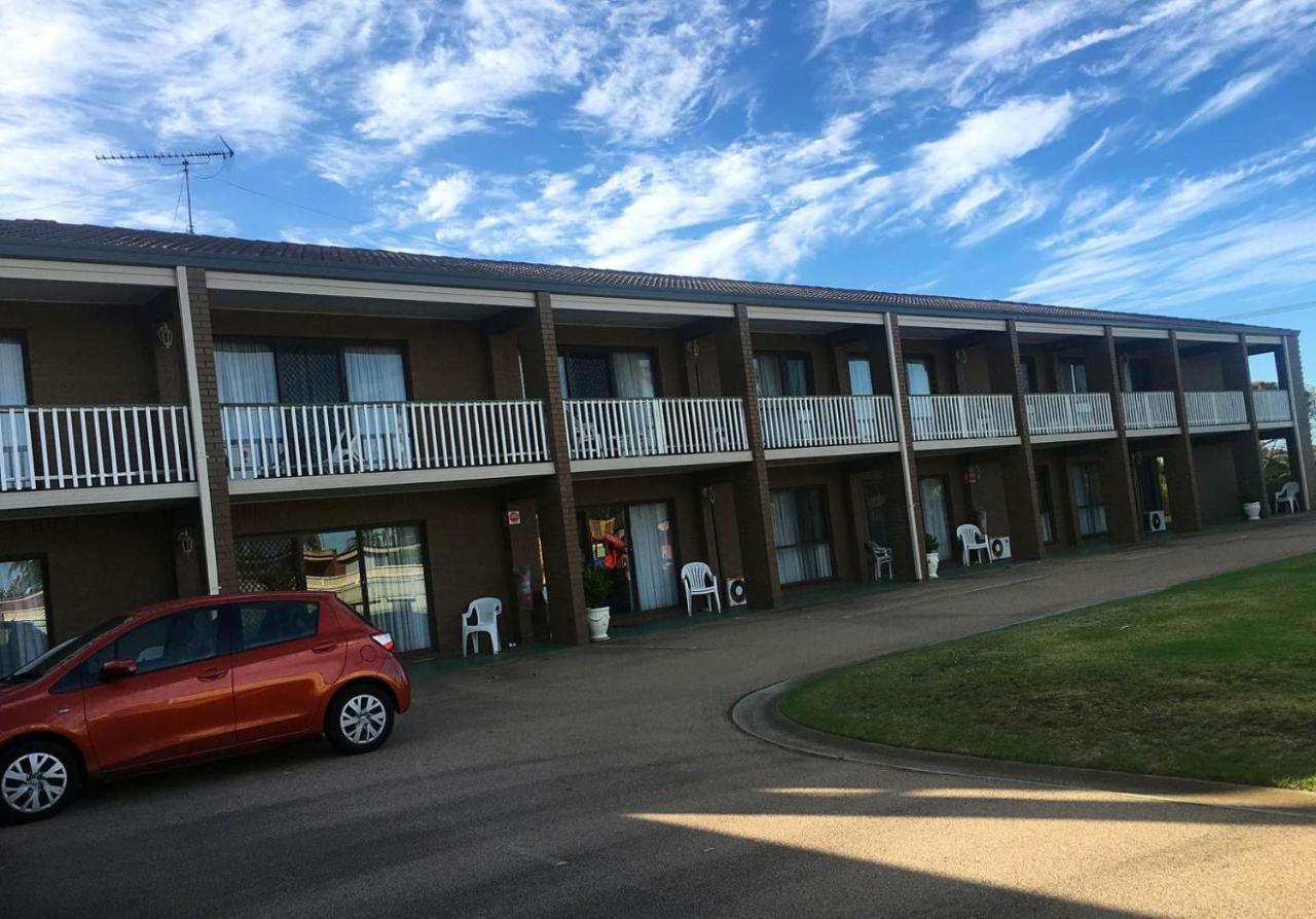 Black Swan Motor Inn レイクス・エントランス エクステリア 写真